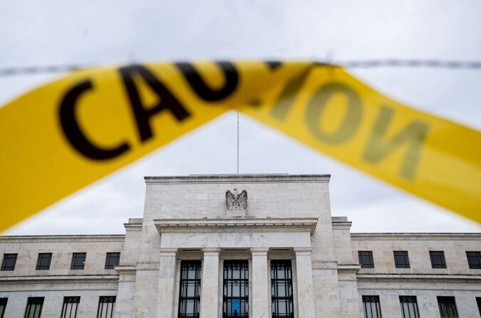 El edificio de la Reserva Federal de EE. UU. se ve más allá de la cinta de precaución en Washington, D.C., el 19 de septiembre de 2022. (Stefani Reynolds/AFP vía Getty Images)