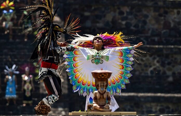 Intérpretes de una danza azteca en la zona arqueológica de Teotihuacán, México, el 2 de julio de 2019. (Ronaldo Schemidt/AFP vía Getty Images)
