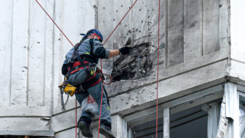 Un especialista inspecciona la fachada dañada de un edificio de apartamentos de varias plantas tras un ataque con drones en Moscú el 30 de mayo de 2023. (Kirill Kudryavtsev/AFP vía Getty Images)