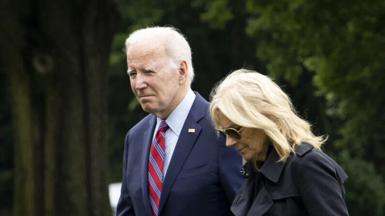 El presidente Joe Biden (Izq.) y la primera dama Jill Biden (Der.) llegan al jardín sur de la Casa Blanca en Washington, el 30 de mayo de 2023. (Madalina Vasiliu/The Epoch Times)
