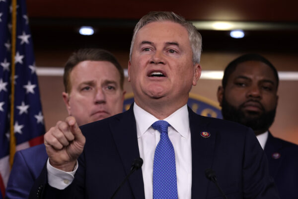 Rodeado por los republicanos de la Cámara de Representantes, el representante James Comer (R-Ky.) habla durante una conferencia de prensa en el Capitolio de EE.UU. en Washington el 17 de noviembre de 2022. (Alex Wong/Getty Images)
