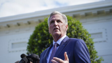 McCarthy dice que llamará a Wray, el FBI no les entregó supuesto documento de plan de sobornos de Biden