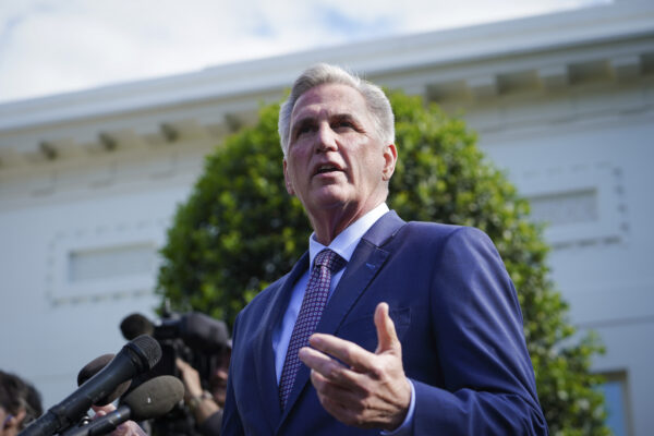 El presidente de la Cámara de Representantes, Kevin McCarthy (R-Calif.), habla con la prensa tras reunirse con el presidente Joe Biden y otros líderes en la Casa Blanca, en Washington, el 9 de mayo de 2023. (Madalina Vasiliu/The Epoch Times)