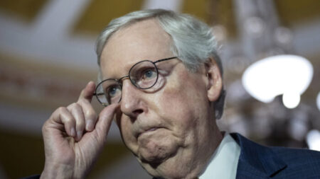 McConnell promete terminar su cargo como líder del Partido Republicano en medio de dudas sobre su salud