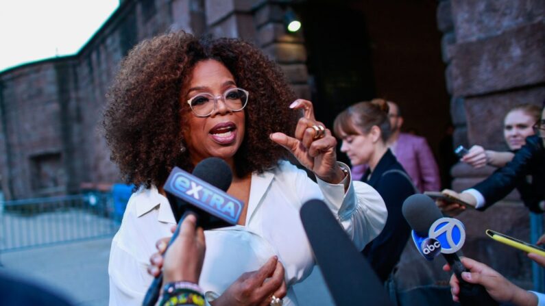 La ejecutiva estadounidense de medios de comunicación y presentadora de programas de entrevistas Oprah Winfrey habla con la prensa a su llegada a la celebración de la inauguración del Museo de la Estatua de la Libertad en la Isla de la Libertad, en la Terminal de Cruceros de la Estatua en Battery Park, Nueva York, el 15 de mayo de 2019. (Kena Betancur/AFP/Getty Images)
