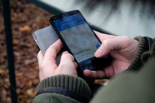 Una ilustración muestra a una mujer siendo localizada en un mapa de su smartphone. (Pexels/Ingo Joseph)