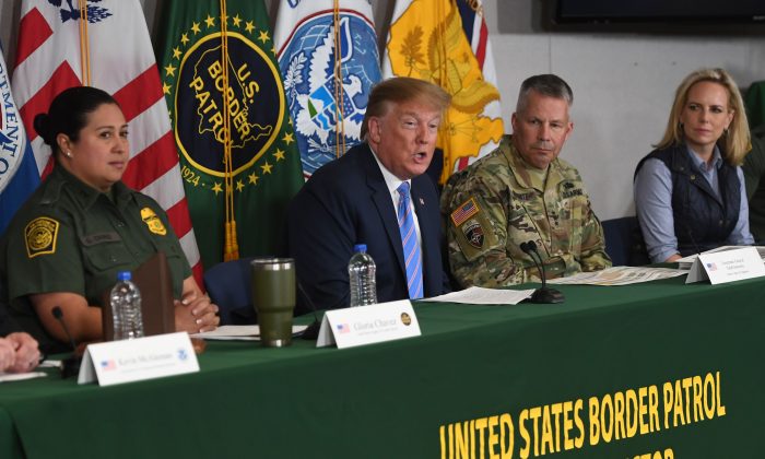 El presidente Donald Trump (ce) y la entonces secretaria de Seguridad Nacional Kirstjen Nielsen (de) durante una mesa redonda sobre inmigración y seguridad fronteriza en la estación Calexico de la Patrulla Fronteriza en Calexico, California, el 5 de abril de 2019. (Saul Loeb/AFP/Getty Images)