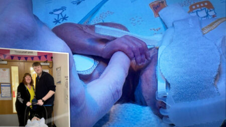Bebé que nació 12 semanas antes cabe en manos de su papá y vuelve a casa tras 4 meses en la UCIN