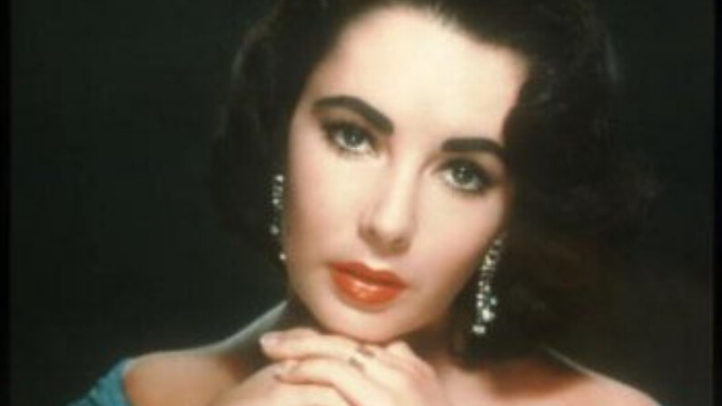 La actriz Elizabeth Taylor posa en un fotograma de una película antigua. (Getty Images)