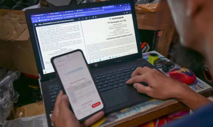 Un hombre que usa una laptop con el sistema operativo Microsoft Windows en esta foto de archivo sin fecha. (Bahía Ismoyo/AFP vía Getty Images)