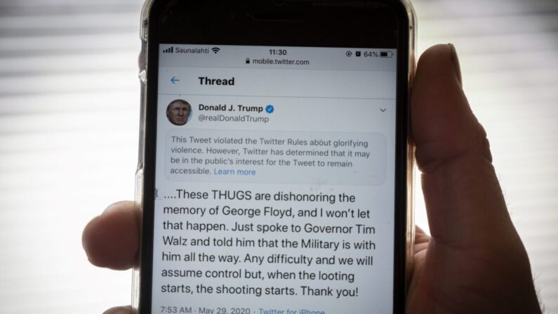 El tuit censurado del presidente de Estados Unidos, Donald Trump, en un teléfono en Finlandia, el 29 de mayo de 2020. (Olivier Morin/AFP vía Getty Images)