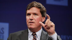 Mentiras “fabricadas” de la prensa pueden acabar con la democracia, dice Tucker Carlson en discurso