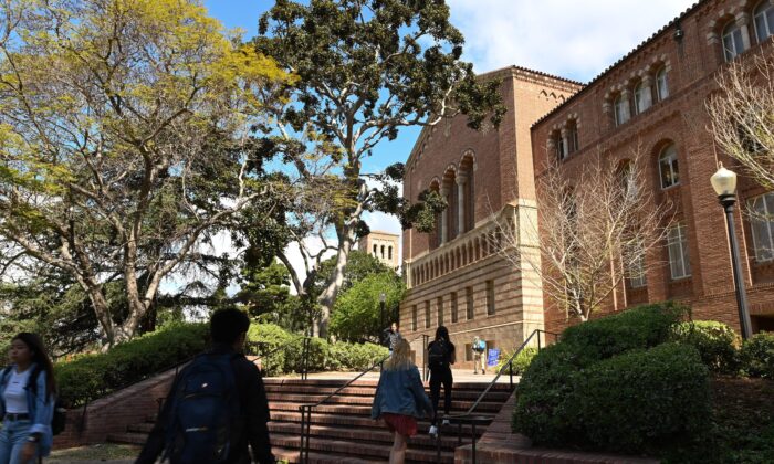 Estudiantes caminan en el campus de la Universidad de California-Los Ángeles (UCLA) en Los Ángeles, California, el 11 de marzo de 2020. (Robyn Beck/AFP vía Getty Images)