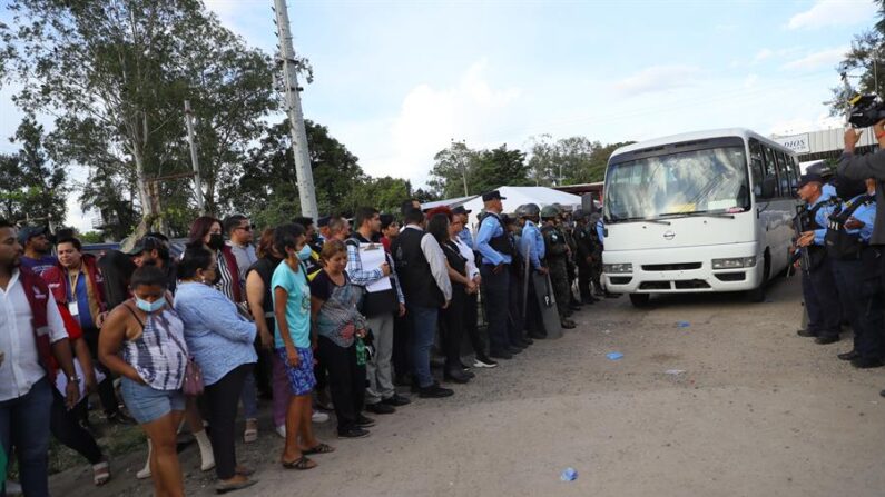 Policías vigilan el penal donde al menos 41 personas fallecieron y otras siete resultaron heridas en una reyerta y un incendio registrados en el Centro Femenino de Adaptación Social (Cefas) cerca de la capital de Honduras, en Tegucigalpa (Honduras). EFE/ Gustavo Amador

