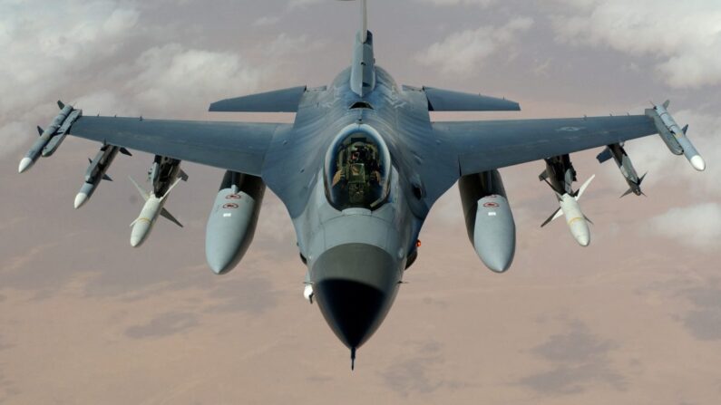 Un F-16 Fighting Falcon vuela en una misión en una foto de archivo. (Foto de la Fuerza Aérea de EE.UU. por la sargento Cherie A. Thurlby)