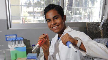 Prodigio de 12 años concluye maestría en biología molecular en México