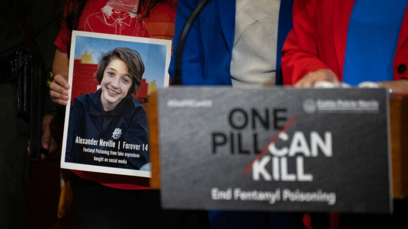 Una foto de Alexander Neville, de 14 años de edad, que murió después de tomar accidentalmente fentanilo, se muestra en una conferencia de prensa con funcionarios del Condado de Orange en Irvine, California, el 28 de abril de 2023. (John Fredricks/The Epoch Times)
