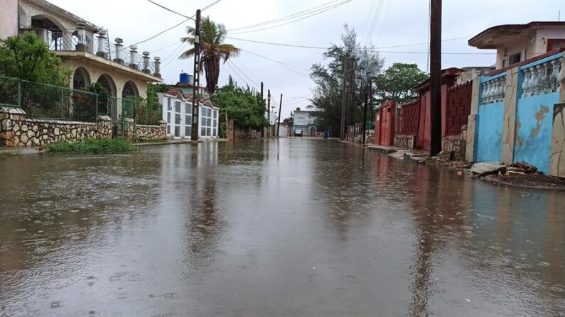 Fotografía de archivo de las fuertes lluvias, en La Habana (Cuba). EFE/Ernesto Mastrascusa