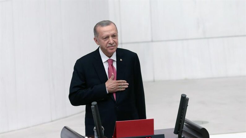 El presidente de Turquía, Recep Tayyip Erdogan, en la ceremonia de juramento tras ser reelegido como presidente de Turquía, en la Gran Asamblea Nacional Turca (TBMM) en Ankara, Turquía, el 3 de junio de 2023. (EFE/EPA/Necati Savas)