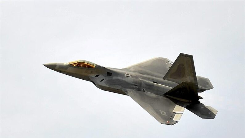 Un caza F22 de las fuerzas aéreas estadounidenses realiza un vuelo, en una fotografía de archivo. EFE/Andy Rain
