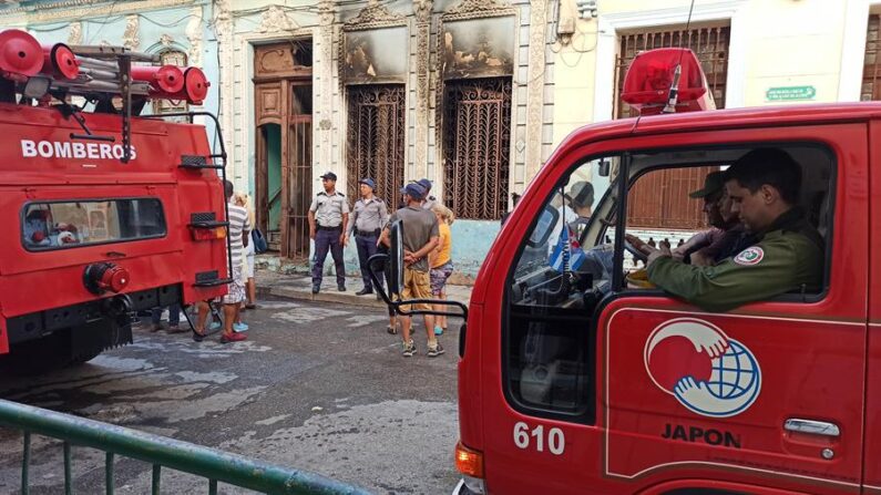 Bomberos acuden a una vivienda afectada por un incendio, el 28 de junio de 2023, en La Habana (Cuba). EFE/ Ernesto Mastrascusa