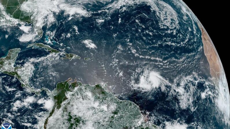 Fotografía satelital cedida el 19 de junio de 2023 por la Oficina Nacional de Administración Oceánica y Atmosférica (NOAA) donde se muestra la localización de la tormenta tropical Bret (extremo dcha.) en el Atlántico. EFE/NOAA