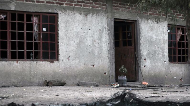 Fotografía de un inmueble con impactos de bala en la zona donde fue asesinado el fundador de los civiles Grupos de Autodefensa, Hipólito Mora el 30 de junio de 2023, en el municipio La Ruana, estado de Michoacán (México). EFE/Iván Villanueva