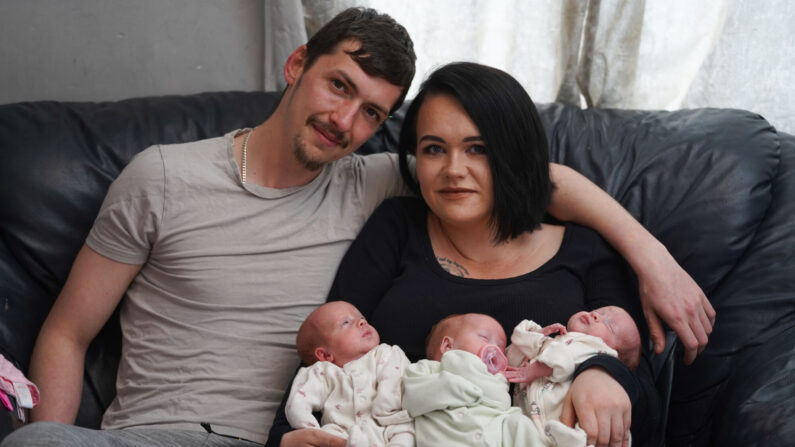 La pareja
James Casper, de 26 años, y Jenni Casper, de 27, con sus trillizas recién nacidas, Evalynn, Harper-Gwen y Marvella. (SWNS)