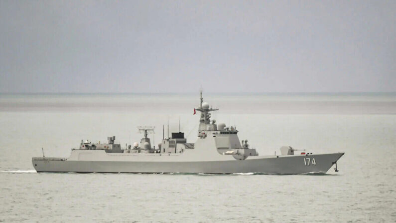 Un destructor de misiles guiados clase Luyang del Ejército Popular de Liberación-Armada (PLA-N) sale del Estrecho de Torres y entra en el Mar del Coral, el 18 de febrero de 2022. (Suministrado/Departamento de Defensa de Australia)
