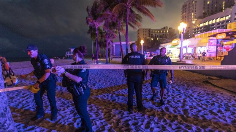 La Policía de Hollywood (Florida) detuvo al quinto y último presunto implicado en la pelea a tiros que dejó nueve heridos el pasado 29 de mayo en un paseo de playa de esa ciudad cercana a Miami, informaron este lunes las autoridades. EFE/EPA/Cristobal Herrera-Ulashkevich