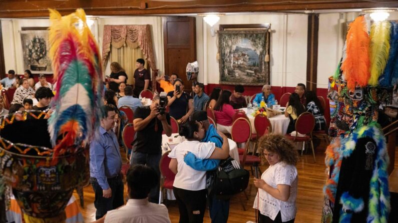 Inmigrantes ilegales y sus familiares participan en una reunión familiar en Queens, Nueva York, el 25 de junio de 2023. (Yuki Iwamura/AFP vía Getty Images)