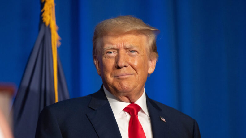 El expresidente Donald Trump, candidato presidencial republicano, sube al escenario tras ser presentado durante el Almuerzo Lilac de la Federación de Mujeres Republicanas de New Hampshire en Concord, N.H., el 27 de junio de 2023. (Scott Eisen/Getty Images)