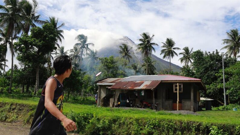 En el fondo se ve la imagen del volcán Mayón, Filipinas. EFE/EPA/Francis R. Malasig
