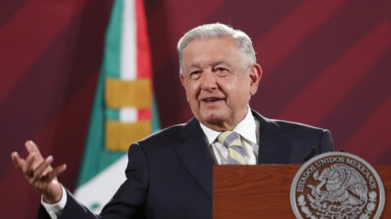 El presidente mexicano, Andrés Manuel López Obrador, habla durante una conferencia matutina en Palacio Nacional, el 19 de junio de 2023 en Ciudad de México, México. (EFE/Sáshenka Gutiérrez)