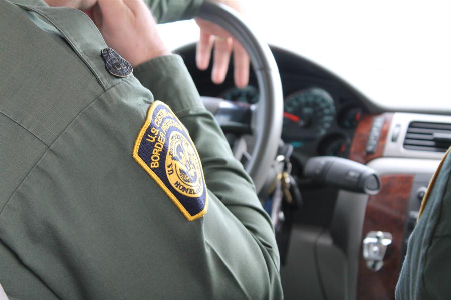Suspenden temporalmente revisión de vehículos en frontera de Texas para procesar migrantes