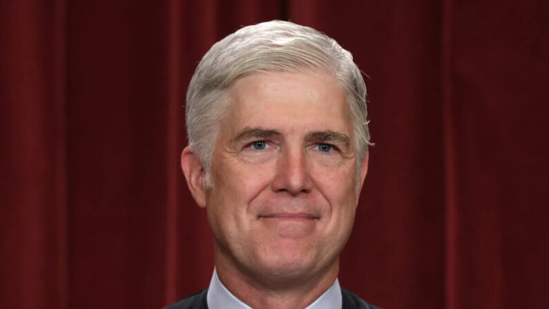 El juez asociado de la Corte Suprema de Estados Unidos, Neil Gorsuch, posa para un retrato oficial en la Sala de Conferencias Este del edificio de la Corte Suprema, en Washington, el 7 de octubre de 2022. (Alex Wong/Getty Images)
