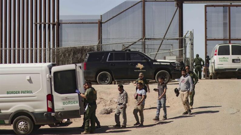 Migrantes detenidos son llevados por miembros de la Patrulla Fronteriza estadounidense a un vehículo, junto al muro fronterizo en El Paso, Texas (EE.UU). Imagen de archivo. EFE/ Jonathan Fernández