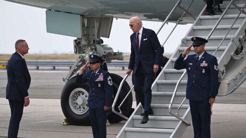 El presidente de Estados Unidos, Joe Biden, baja del Air Force One el 29 de junio de 2023, a su llegada al aeropuerto John F. Kennedy de Nueva York, donde asistirá a una recaudación de fondos. (Andrew Caballero-Reynolds/AFP vía Getty Images)