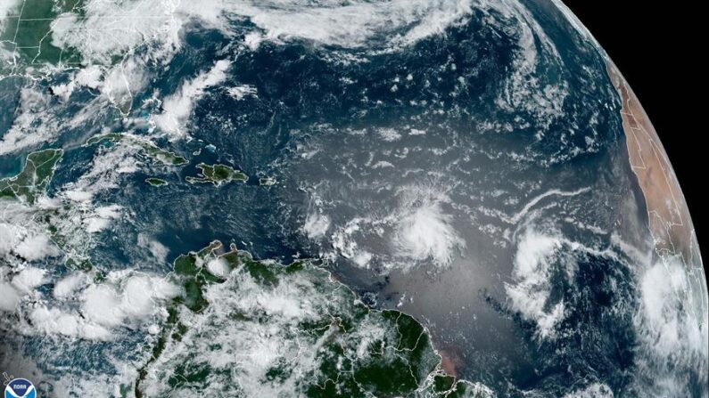 Fotografía satelital cedida este miércoles, 21 de junio, por la Oficina Nacional de Administración Oceánica y Atmosférica (NOAA) en la que se registró la localización de la tormenta tropical Bret (centro) en el Atlántico. EFE/NOAA