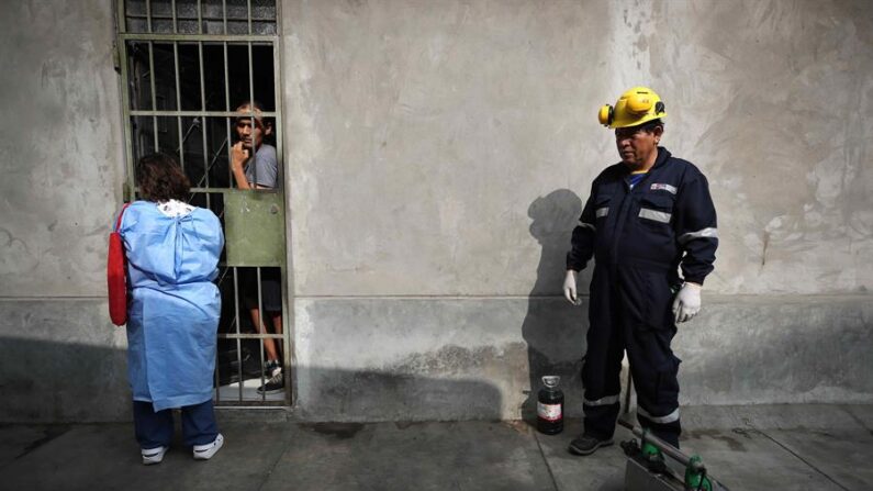 Fotografía de archivo fechada el 16 de mayo de 2023 que muestra a un trabajador durante el proceso de fumigación a una vivienda del distrito El Agustino, como medida preventiva contra el dengue, en Lima (Perú).  EFE/ Paolo Aguilar