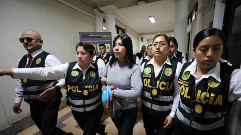 La ex primera ministra de Perú Betssy Chávez (c), custodiada por integrantes de la policía, en Tacna (Perú), el 21 de junio de 2023. EFE/Poder Judicial