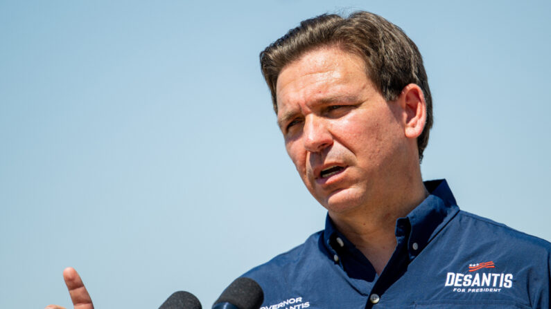 El candidato presidencial republicano Ron DeSantis habla durante una conferencia de prensa a orillas del Río Grande en Eagle Pass, Texas, el 26 de junio de 2023. (Brandon Bell/Getty Images)