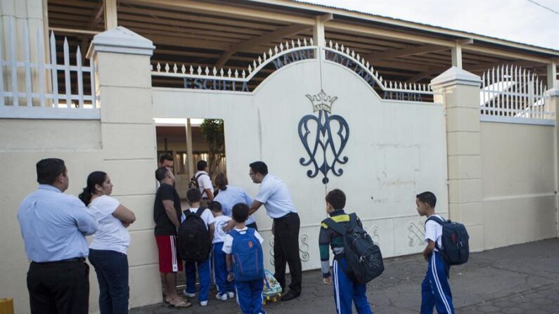 Fotografía de archivo que muestra a estudiantes al llegar a su escuela, en Managua (Nicaragua). EFE/Jorge Torres
