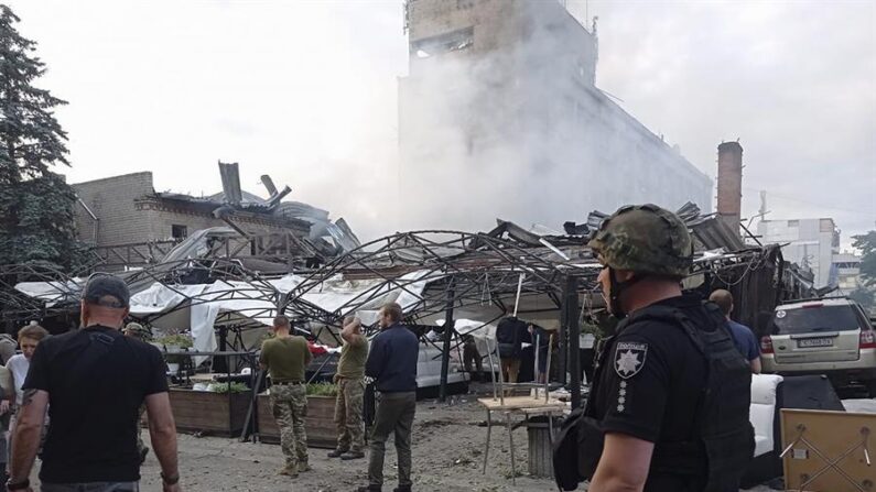 Ataque con misiles rusos ocurrido la noche de este martes en la ciudad ucraniana de Kramatorsk, en la región de Donetsk. EFE/EPA/National Police of Ukraine