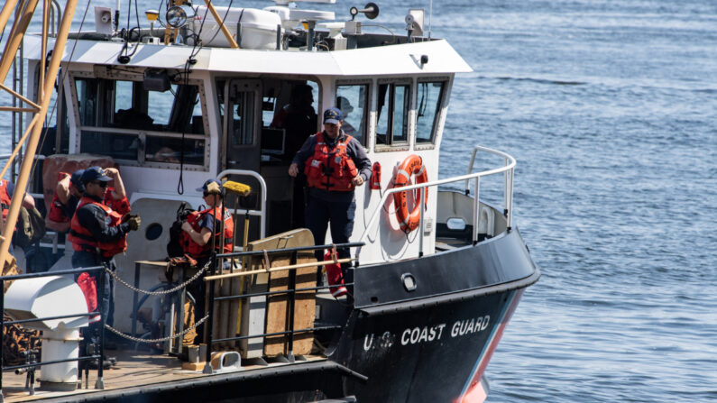 La tripulación se encuentra desarrollando su trabajando en el barco de la Guardia Costera en la Base de Boston de la Guardia Costera en Boston, Massachusetts, el 21 de junio de 2023. (Joseph Prezioso/AFP vía Getty Images)