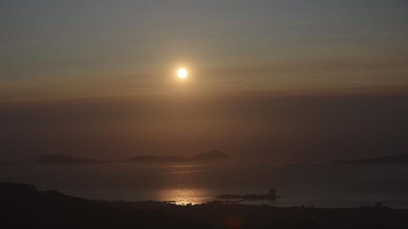 El humo de los incendios de Canadá es visto en la costa de Vigo, Galicia. EFE/Sxenick
