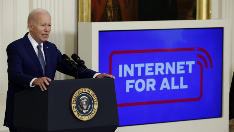 El presidente de Estados Unidos, Joe Biden, durante su anuncio de una inversión de USD 42,000 millones en infraestructuras de Internet de alta velocidad durante un acto en la Sala Este de la Casa Blanca en Washington el 26 de junio de 2023. (Chip Somodevilla/Getty Images)