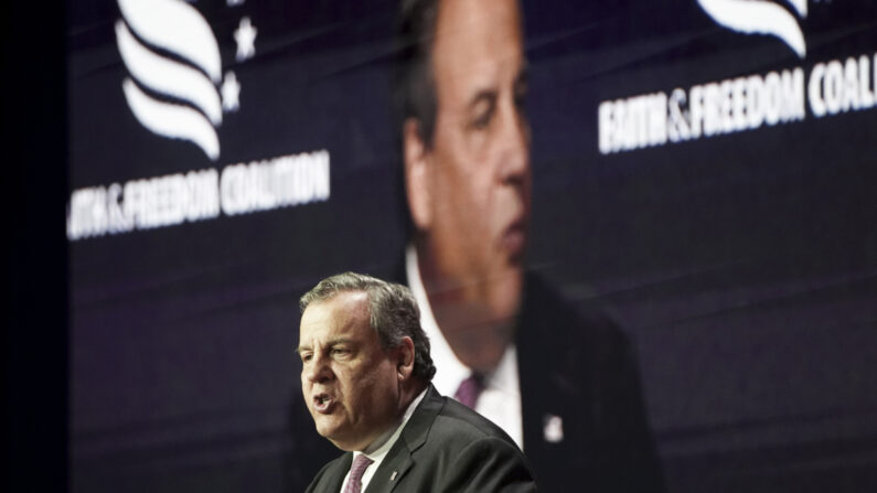 El candidato presidencial republicano y ex gobernador de Nueva Jersey, Chris Christie, habla durante la conferencia Faith & Freedom titulada "Camino a la mayoría" en el Hilton de Washington el 23 de junio de 2023. (Madalina Vasiliu/The Epoch Times)