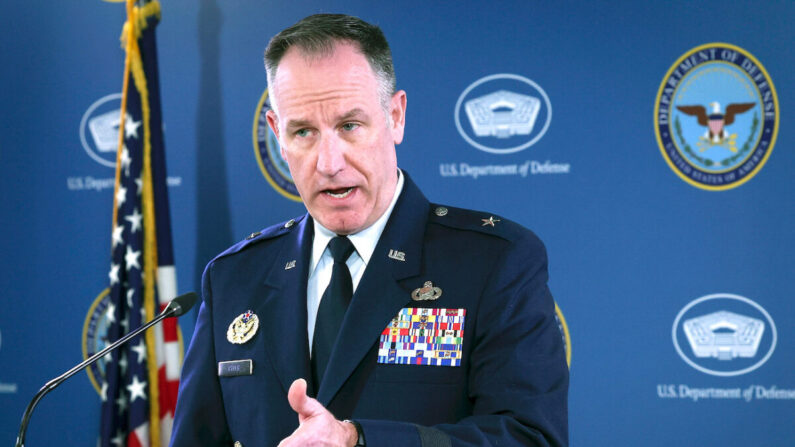El portavoz del Pentágono, el general de brigada de la Fuerza Aérea Patrick Ryder, habla durante una sesión informativa en el Pentágono en Arlington, Virginia, el 16 de marzo de 2023. (Win McNamee/Getty Images)