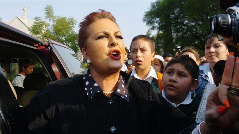 La conductora de televisión mexicana Talina Fernández habla con la prensa en la Ciudad de México (México), el 27 de noviembre 2006. EFE/David de la Paz/ARCHIVO
